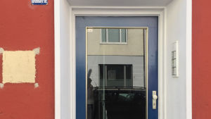 Huset på Kreittmayrstr. 7 hade en vit fläck invid dörren, där det förmodligen funnits en plakett "i detta hus bodde den ukrainske frihetskämpen Stepan Bandera fram till 1959", eventuellt med fortsättningen "då han sköts av en lönnmördare på uppdrag av KGB". Jag kan just föreställa mig hur man på bolagsstämman beslutit att ta bort skylten, för att inte dra till sig oönskad uppmärksamhet. Dörr I Lviv