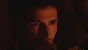 Zakaria (Mohammed Ismail Mohammed) är ung och förvirrad. En mörk närbild på Zakaria (Mohammed Ismail Mohammed).