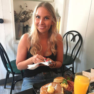 Pispalalaisravintolan brunssilla ei suupaloja lasketa. – Pannari teki jo tiukkaa! Hanna päivittelee runsasta annostaan. Hanna brunssilla.