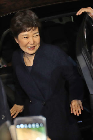 Park Geun-Hye anlände till sitt residens i en välbärgad stadsdel i Seoul Park Geun-Hye anlände till sitt residens i en välbärgad stadsdel i Seoul