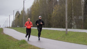 Amanda och Heikki Kainulainen löpte från Kervo till Hanaböle träsk och tillbaka längs gamla Lahtisvägen. Amanda ja Heikki Kainulainen juoksevat virtuaalista Helsinkio City Run puolimaratonia Vantaalla.