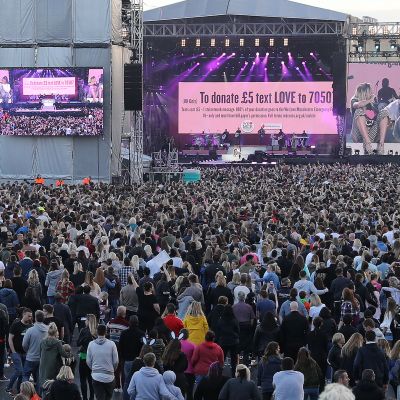 Ariana Grande ja Miley Cyrus lavalla One Love Manchester -konsertissa 4. kesäkuuta.