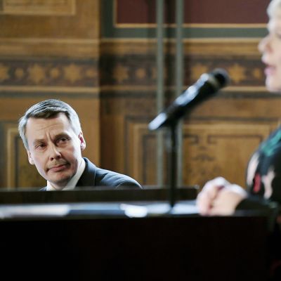 Tuomas Kurttila ja Annika Saarikko lapsiasiavaltuutetun Vuosikirjan julkistamistilaisuudessa Helsingissä.