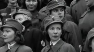 Naisia seuraamassa itsenäisyyspäivän paraatia 1940 Helsngissä