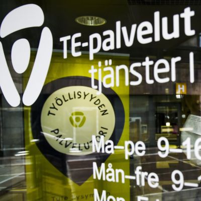 Asiakas astuu Helsingin Työllisyyden palvelutorille Pasilan TE-toimistoon 28. heinäkuuta 2020.
