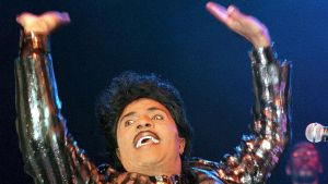 Little Richards första skiva utkom 1955 och i de vita medelklasshemmen i USA blev han en pest och en pina. Little Richard år 2000.