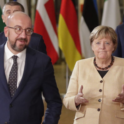 Kuvassa etualalla Eurooppa-neuvoston puheenjohtaja Charles Michel (vas.), Saksan liittokansleri Angela Merkel ja Ranskan presidentti Emmanuel Macron.