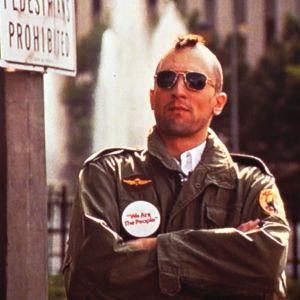 Travis Bickle (Robert de Niro) maiharitakissaan, aurinkolaseissaan ja irokeesikampauksessaan elokuvassa Taksikuski
