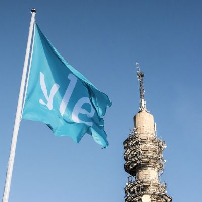 Yle Linkkitorni ja lippu.