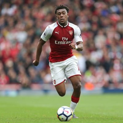 Arsenalin Alex Iwobi jahtaa palloa.