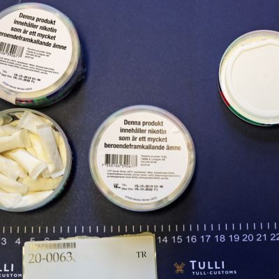 Tullin posti- ja rahtilähetyksistä takavarikoimia nikotiinivalmistepurkkeja.