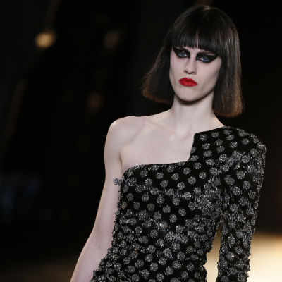 Modell på catwalk. A model presents a creation from the Fall/Winter 2015/16 Ready to Wear collection by French designer Hedi Slimane for Saint Laurent Paris fashion house during the Paris Fashion Week, in Paris, France, 09 March 2015. The presentation of