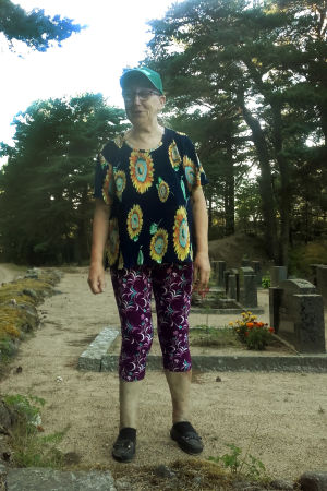 Anna-Greta Sandell på gravgården på Nötö. Anna-Greta Sandell på gravgården på Nötö