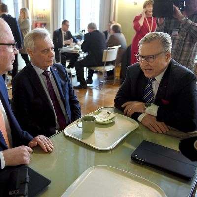 Eduskuntatyöstä luopuvat kansanedustajat SDP:n Eero Heinäluoma (vas.) ja kokoomuksen Pertti Salolainen (oik.) keskustelevat SDP:n puheenjohtajan Antti Rinteen kanssa eduskunnan kuppilassa.