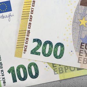En bild på de nya 100 och 200 euros sedlarna. Sedlarna är lite blekare till färgen än de tidigare.