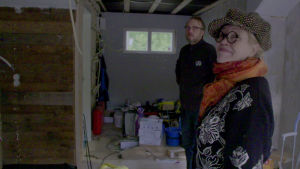 Helena miehensä Kimin kanssa sivurakennuksen remonttia katsomassa.
