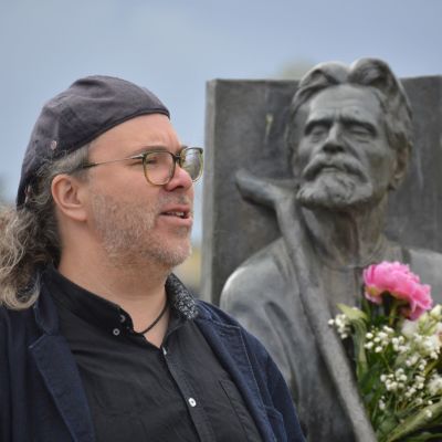 Henry Räsänen esittämässä Eino Leinoa Miihkali Arhippaisen patsaan kukituksen yhteydessä Joensuussa runon ja suven päivänä heinäkuussa 2020.