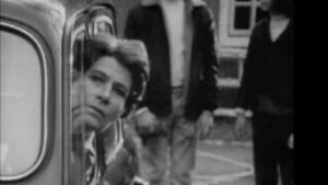 Gunvor (Signe Liljeberg) lever upp av flytten till stan. Ur den finlandssvenska "Sjuk eller skyldig" från 1969.