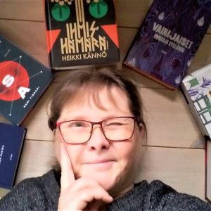 Marit Lindqvist omgiven av sex romaner nominerade till Finlandiapriset 2022.
