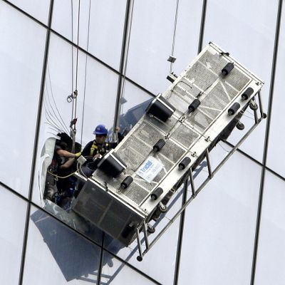 New Yorkissa palomiehet pelastivat 12.11.2014 kaksi ikkunanpesijää, jotka jäivät työtelineen rikkoutumisen vuoksi roikkumaan WTC:n 69. kerroksen kohdalle.