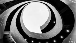 Flera programpunkter äger rum inne i Centrumbiblioteket Ode. Spiraltrappa fotad nerifrån uppåt.