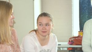 Hanna Kultanen vill gärna veta mer om hur olika ämnen kan tangera varandra. Abiturienter diskuterar vid Ekenäs gymnasium.