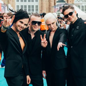 The Rasmus -yhtye poseeraa kameralle Euroviisujen avajaistapahtumassa.