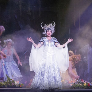 Minna Suuronen som Titania i Ryhmäteatteris uppsättning av En midsommarnattsdröm.