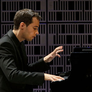 Espanjalainen Enrique Lapaz Lombardo soittaa Maj Lind -pianokilpailussa.