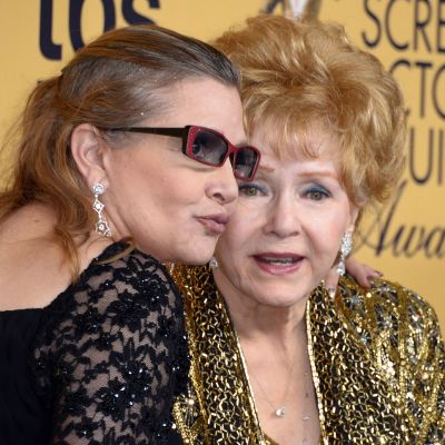 Carrie Fisher ja äitinsä Debbie Reynolds yhteiskuvassa 25.1. 2015.
