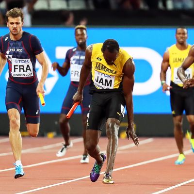 Usain Bolt loukkaantuu Lontoon pikaviestissä.