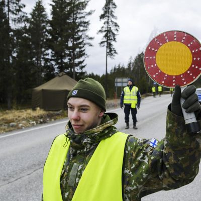 Varusmies pysäytti liikennettä Uudenmaan ja Varsinais-Suomen rajalla kantatiellä 52 Raaseporissa.