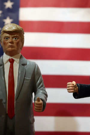 Figuriner som avbildar Donald Trump och Hillary Clinton i Neapel i Italien