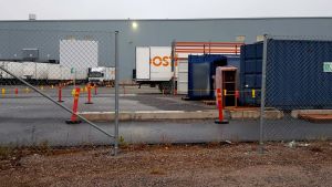 PAU har i dag fotograferat hålet i stängslet i Lundo Ett hål i staketet vid Postens logistikcentral i Lundo.
