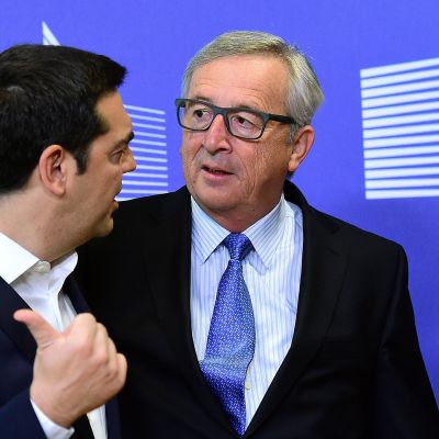 Kreikan pääministeri Alexis Tsipras (vas.) ja Euroopan komission presidentti Jean-Claude Juncker ennen kokouksen alkamista Brysselissä 22. kesäkuuta.
