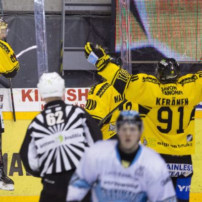 KalPan Jaakko Rissanen (vas.) laittaa pleksit soimaan 4-0 maalin jälkeen.