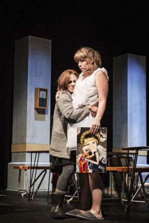 Nyfunnen vänskap. Sophia Heikkilä och Celia Hakala som Kerttu och Tytti. Foto från Sånger vid randen av ett grått hav på Svenska Teatern.