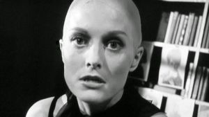 Constance Towers ilman hiuksia. Kuva Samuel Fullerin elokuvasta Alaston suudelma (1964).