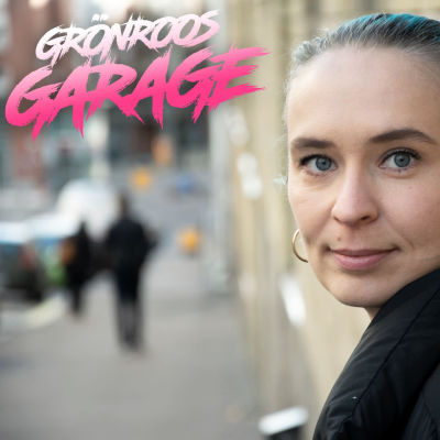 Emma Raunio på gata vid tegelvägg och Grönroos garage logo.