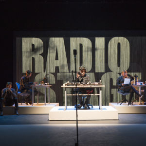 Radio Stagen toimitus näyttämöllä. Juontamassa DJ Mysli, Ylermi Rajamaa.