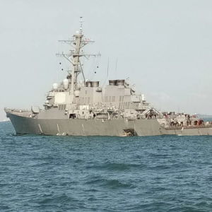 USS John S McCain har ett stort hål i sidan efter krocken med handelsfartyget.