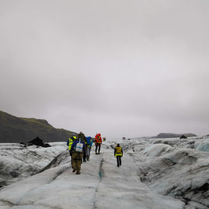 Forskare går upp på glaciären Solheimajökull