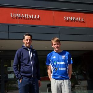 Magnus och William Fagerstedt utan för simhall.