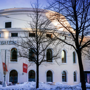 Svenska Teatern kuvattuna talvella.
