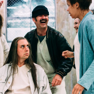 Potilaita päivähuoneessa. Kuvassa Tommi Eronen, Robin Svartström, Robert Kock ja Amira Khalifa  Kuva © Mitro Härkönen