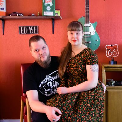 Janne Vuorinen Titta Toppinen 50-luvun tyyliin sisustetussa huoneessa.