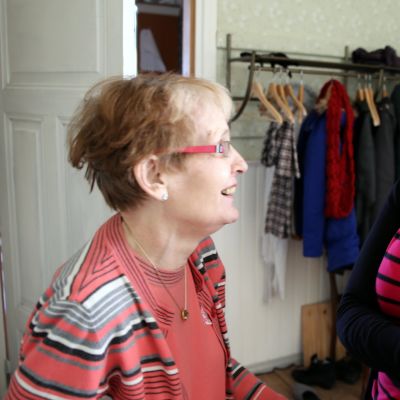 Pirkko Sysimetsä ja Katja Seppinen nauravat Pitäjänmäen Kulttuurikirkon eteisaulussa.
