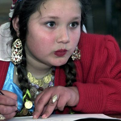 En romsk flicka i skolan.