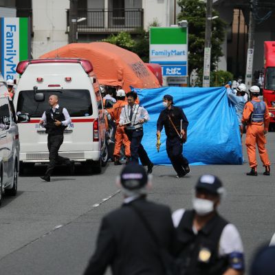 Mies puukottui useita lapsia bussipysäkillä Kawasakin kaupungissa tiistaina.