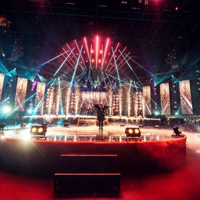 Ellinoora esiintyy SuomiLOVE-konsertissa lavalla kirkkaiden valojen keskellä.